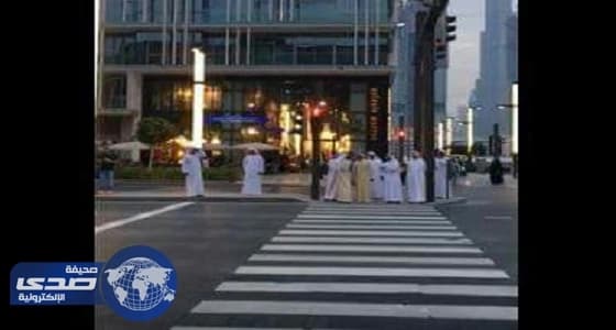 بالفيديو ..  حاكم دبي ينتظر إشارة المشاة  في أحد التقاطعات