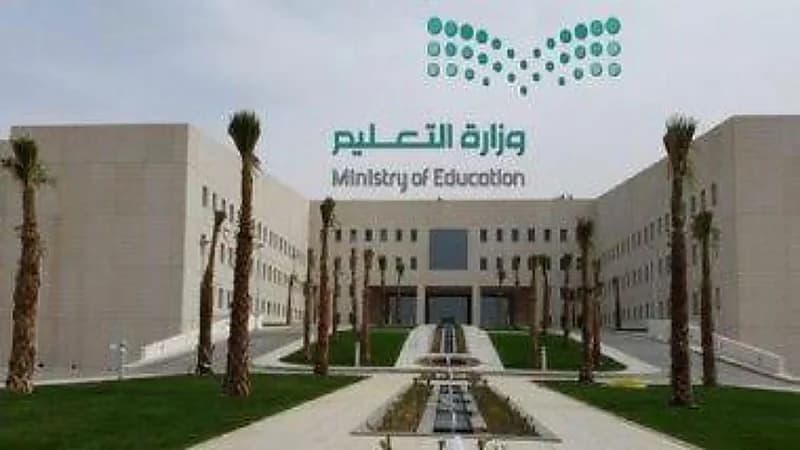 التعليم تكشف عن خطة مرحلية للتحول إلى المناهج الدراسية الرقمية 