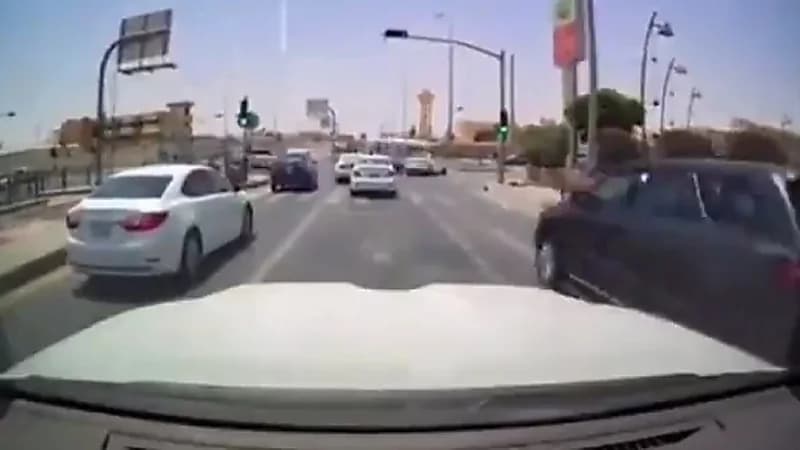 بالفيديو .. مركبة تصطدم بسيارة إسعاف في إحدى المناطق بالمملكة