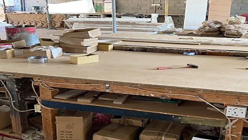 ضبط مستودعين مخالفين لتصنيع الأثاث في مكة