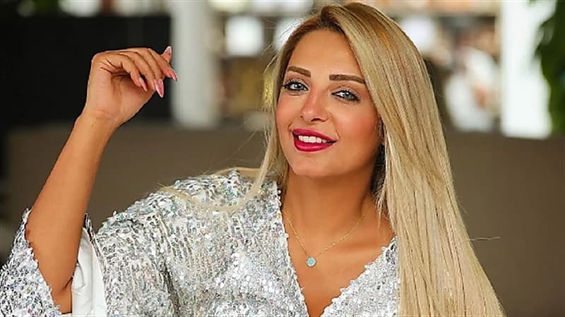 مي حلمي تتجاهل الانتقادات وقرار إيقافها برحلة لـ"دبي"