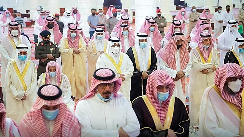 أمير منطقة الرياض بالنيابة يؤدي صلاة الميت على الأمير عبدالرحمن بن ناصر 