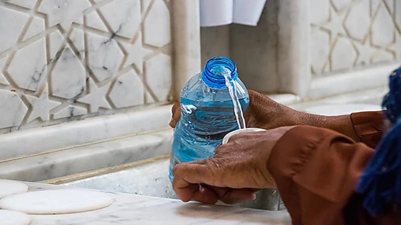 بالفيديو.. طريقة إيصال لتر يومي من ماء زمزم للحجاج في منازلهم