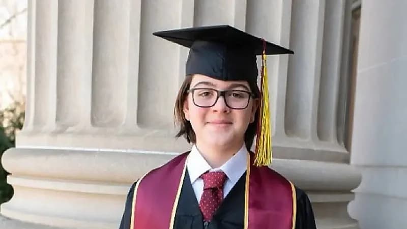 طفل موهوب يتخطى عمره ويصل لدرجة البكالوريوس في الفيزياء