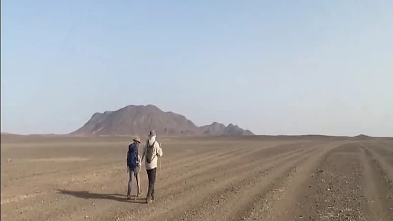 شاهد .. رجلان يسيران على آثار درب زبيده لتأدية مناسك الحج مشياً على الأقدام