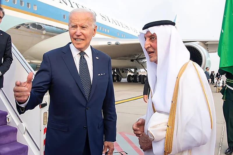 بالفيديو .. الرئيس الأمريكي جو بايدن يصل إلى جدة وأمير مكة في مقدمة مستقبليه