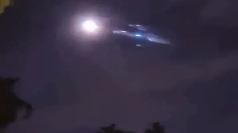 شاهد.. لحظة سقوط حطام ‎الصاروخ الصيني قرب ماليزيا