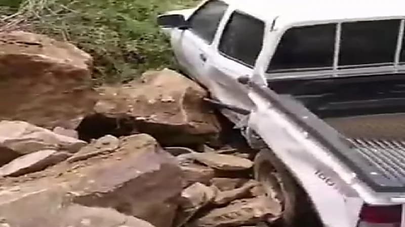 شاهد .. مواطن ينجو من موت محقق قبل دقائق من انهيار صخري