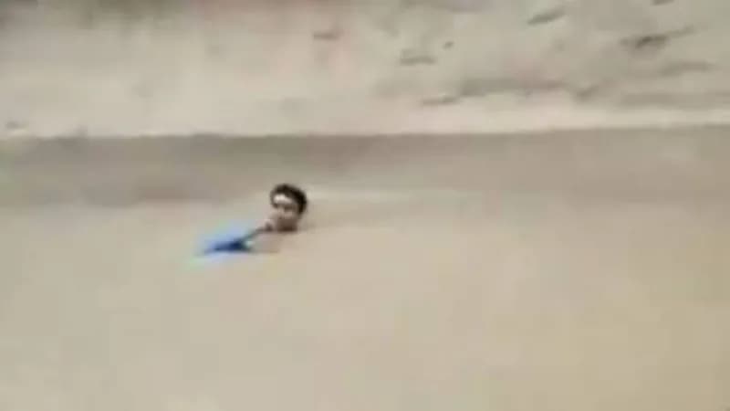 شاهد.. مذيع باكستاني يغطي خبر السيول "من قلب الحدث"