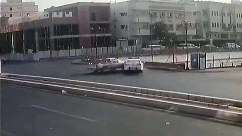 شاهد.. لحظة اصطدام قائد مركبة يسير عكس الاتجاه بسيارة "المرور"