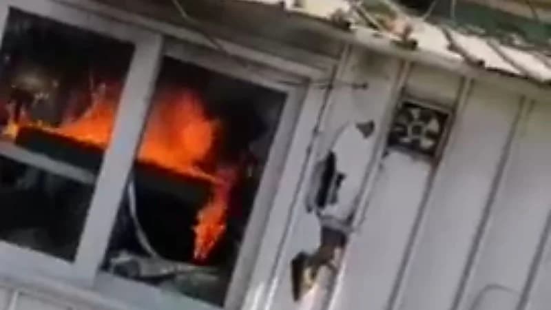 بالفيديو.. المتظاهرون يحرقون نقطة تفتيش لقوات الملالي