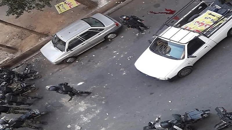 بالفيديو .. قوات "خامنئي" تقتل مراهقًا وترمي جثته في صندوق "وانيت"