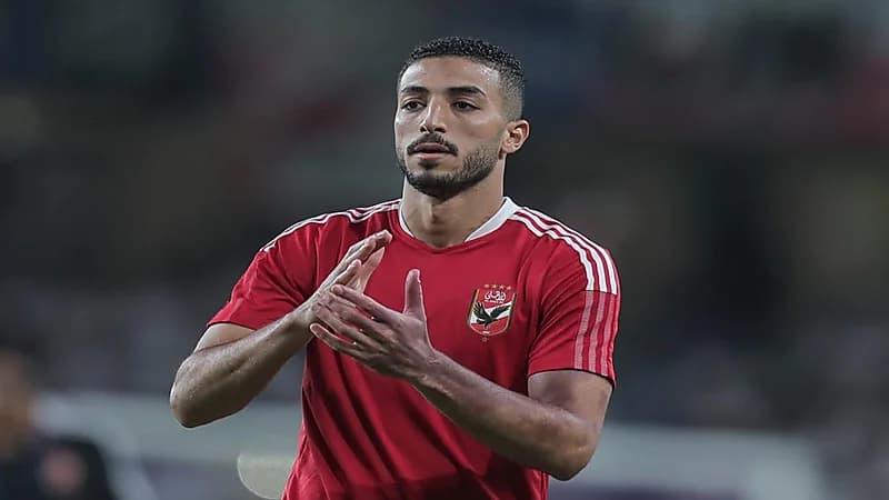 شاهد.. مدافع الأهلي المصري يؤدي مناسك العمرة