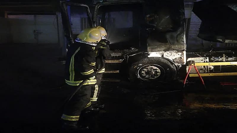 إخماد حريق في شاحنة بشقراء