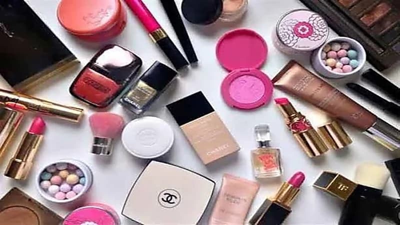 الغذاء والدواء تكشف عن الأعراض الجانبية لمنتجات التجميل