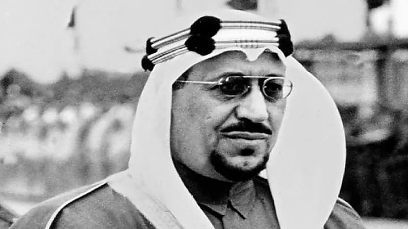 صورة نادرة للملك سعود في افتتاح المستشفى العام بأبها