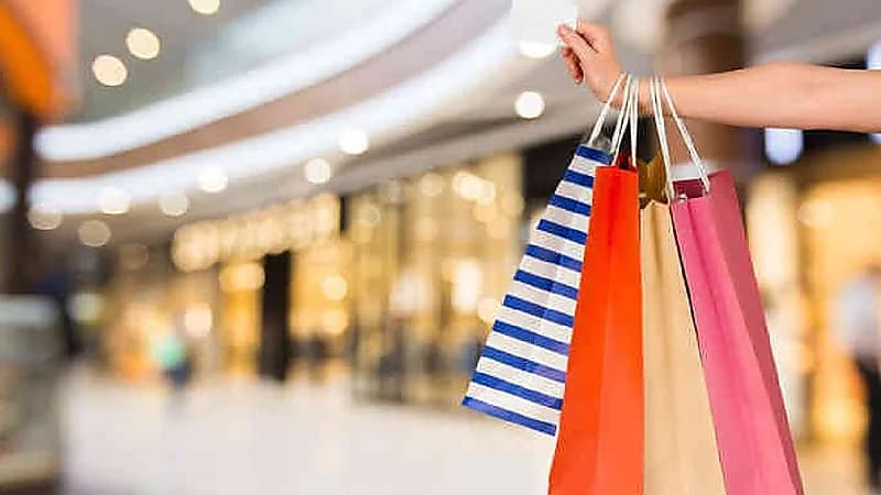 مستشار قانوني : المستهلك غير ملزم بشروط تخفيضات المحل غير المذكورة بإعلانه