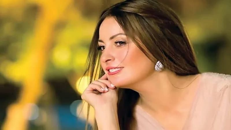 نيرمين الفقي تستعرض أنوثتها بإطلالة جذابة 