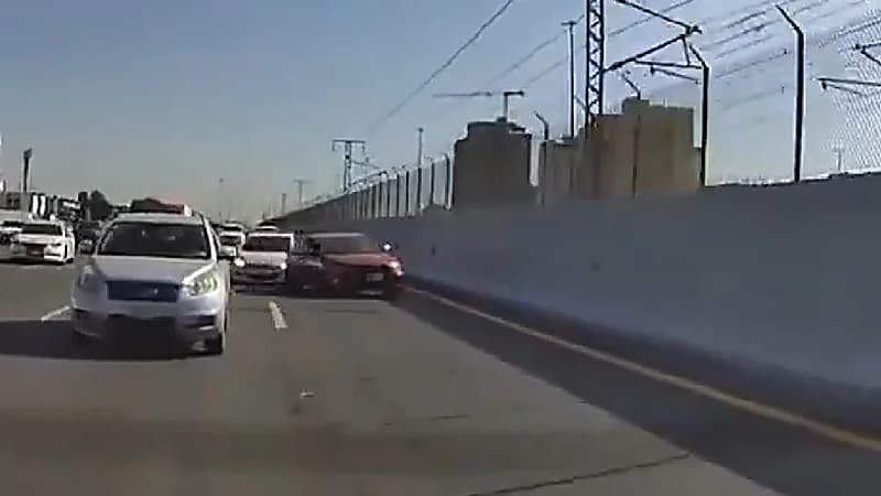 شاهد .. حادث مروري بسبب تهور قائد مركبة على طريق في جدة