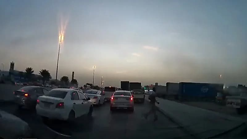 بالفيديو .. رجل ينجو من الدهس بسيارة فاجأته على الرصيف