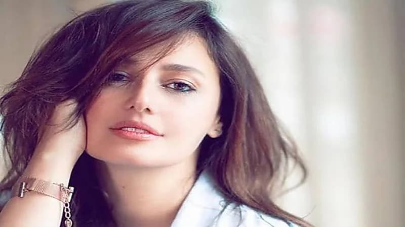 شاهد.. حلا شيحة تظهر بدون حجاب برفقة ابنتها