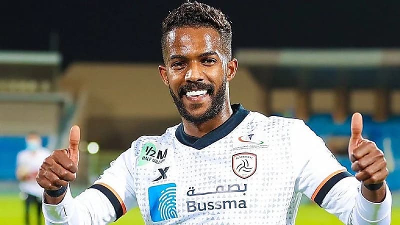 العابد يواصل برنامجه لتقوية الركبة