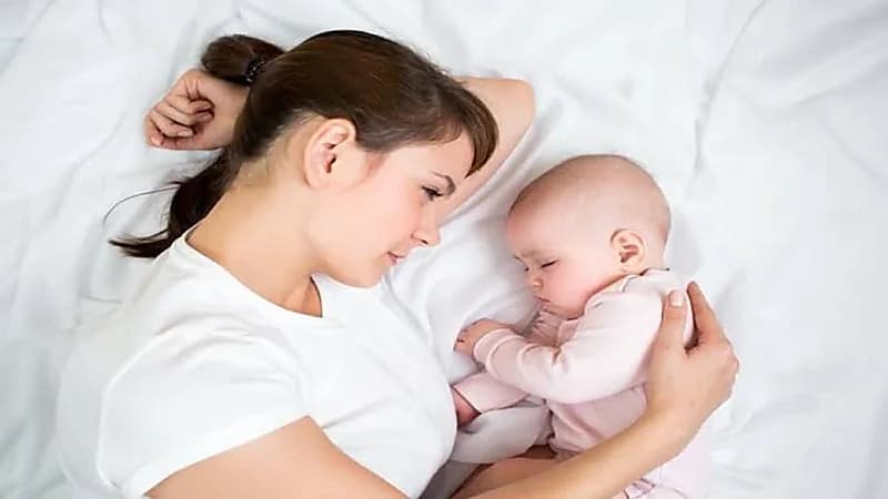 استشارية تكشف عن طرق تعامل الزوج مع زوجته في النفاس