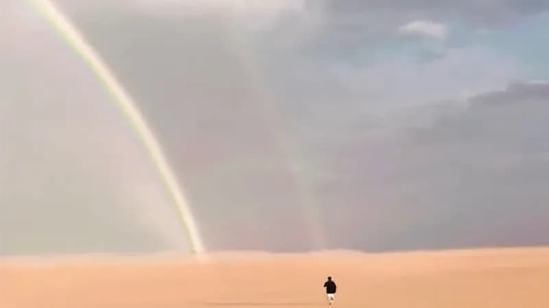 شاهد.. ألوان الطيف تظهر في سماء نجران في مشهد بديع