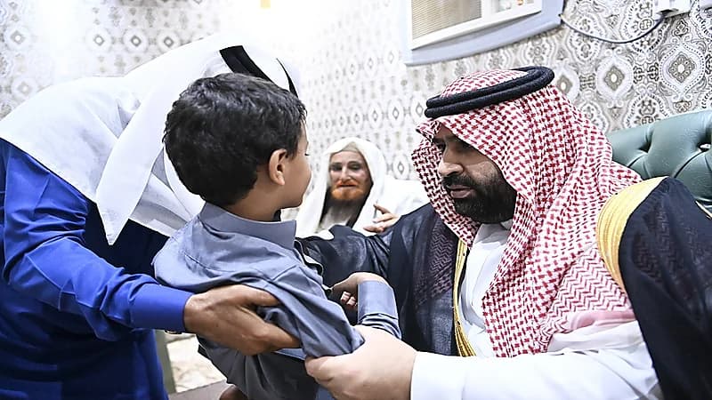 بالصور .. نائب أمير جازان يعزي ذوي المتوفين في حادثتي الغرق بصبيا والريث