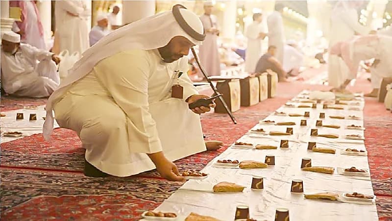 بالفيديو .. السماح بالتعاقد مع شركات لتقديم خدمات الإفطار بالمسجد النبوي