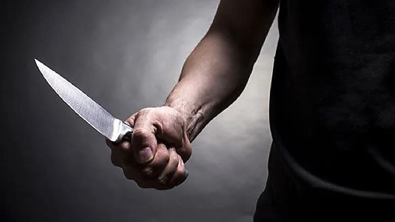 سجن طالب طعن معلمة استدعت ولي أمره