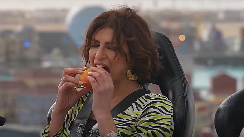 بالفيديو.. رامز جلال يجبر أمينة شلباية على تناول المانجو بيديها