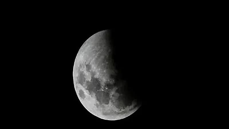 الجمعة..سماء المملكة على موعد مع "خسوف القمر الكاذب"