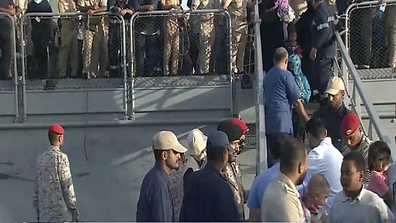 بالفيديو .. قائد المنطقة الغربية يقبل رؤوس الأطفال لحظة وصولهم لجدة