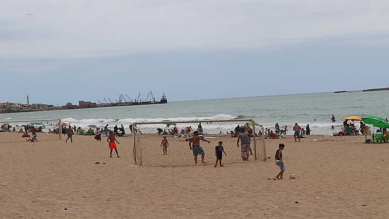 شيخ يستعين بـ15شابا لطرد امرأة من شاطئ