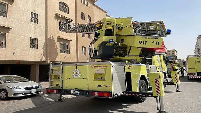 مدني الخبر ينقذ 4 أشخاص من حريق في شقة ..صور