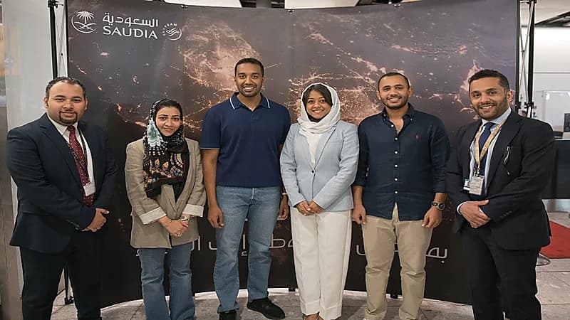 لحظة وصول ريانة برناوي وعلي القرني إلى الرياض ..فيديو 