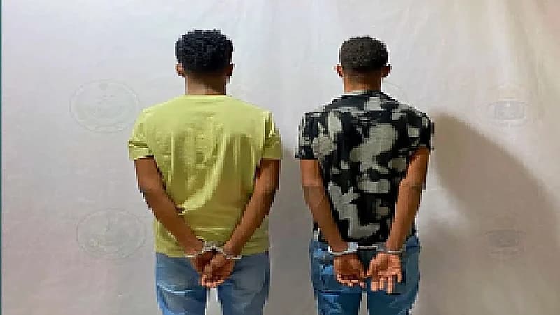 الإطاحة بمخالفين لنظام أمن الحدود لترويجهما 2 كيلو من مادة الحشيش بمكة .. فيديو