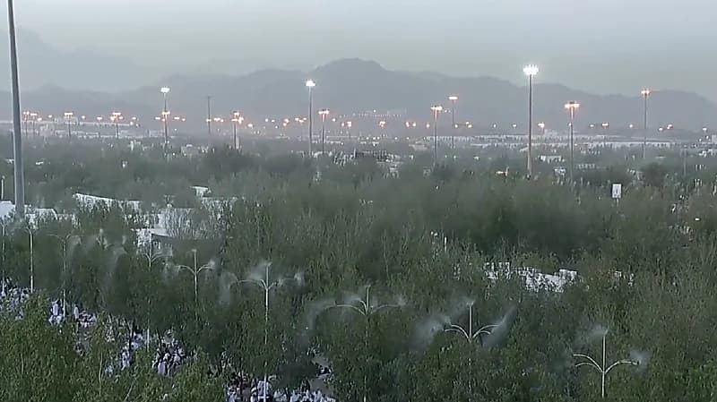 تشجير مشعر عرفات لخفض الحرارة وتلطيف الأجواء على الحجاج - فيديو