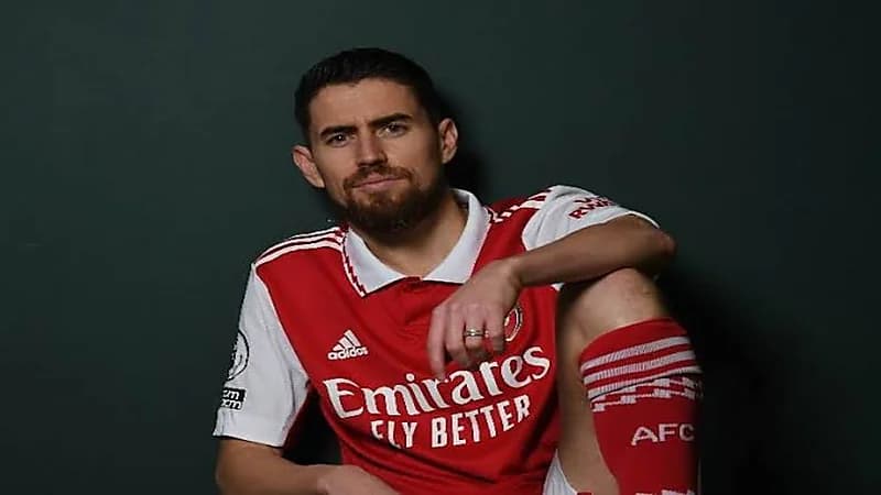 لاعب آرسنال يشعل المنافسة بين الأهلي والنصر