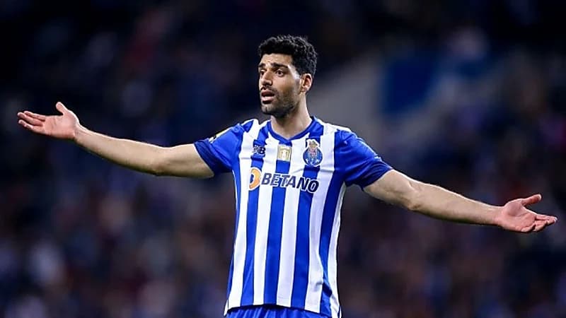 الهلال يقدم عرضًا لمهدي طارمي