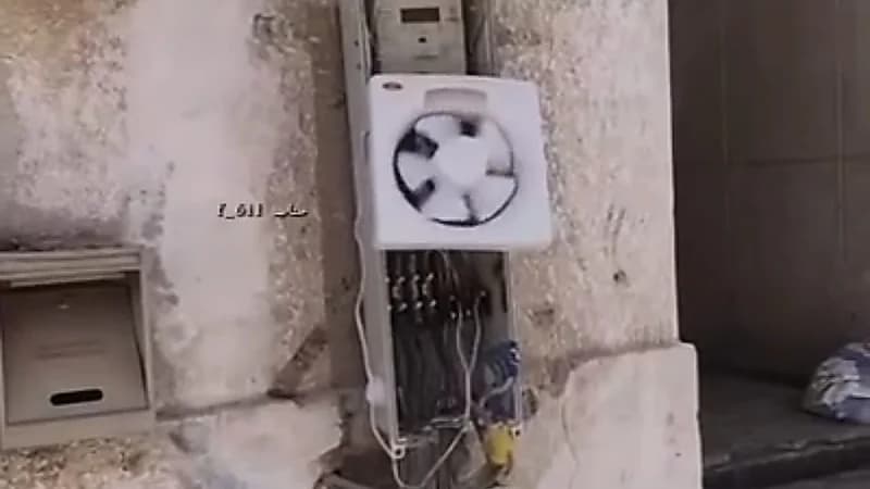 درجات الحرارة خرجت عن السيطرة مواطن يضع مروحة لعداد الكهرباء  ..  فيديو
