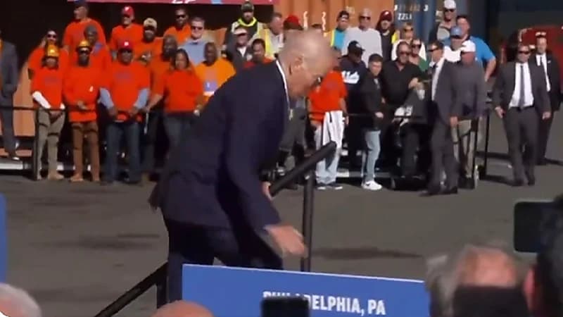 بايدن يتعثر خلال صعوده السلالم .. فيديو