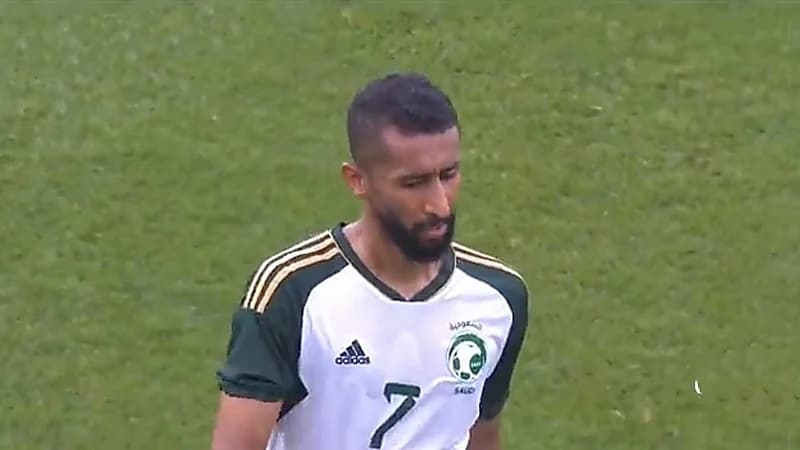 لحظة مغادرة سلمان الفرج مباراة مالي متأثرًا بالإصابة .. فيديو