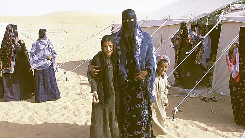 حياة الأسرة البدوية في صحراء الربع الخالي قبل 20 عاماً.. صورة