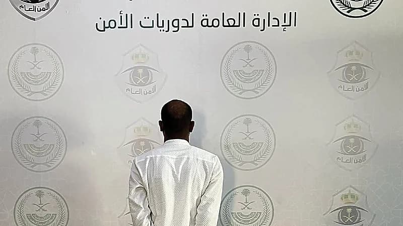 ضبط مقيم نشر محتوى مرئي بمضامين وإيحاءات جنسية ومنافية للآداب .. فيديو