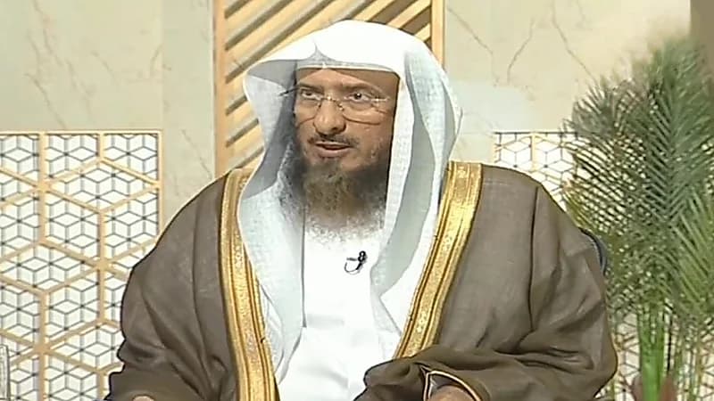 الماجد يوضح حكم الصلاة أمام التلفزيون.. فيديو