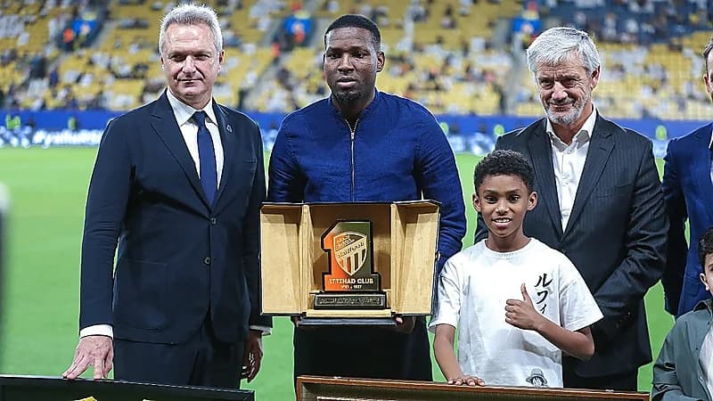 لحظة وداع جماهير ‎الاتحاد لـ عمر هوساوي  .. فيديو