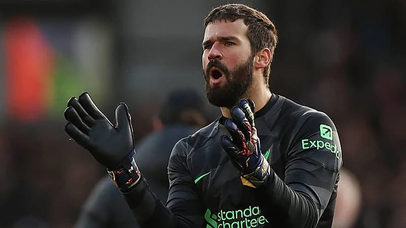 عرض ضخم لإقناع أليسون بالانتقال لدوري روشن