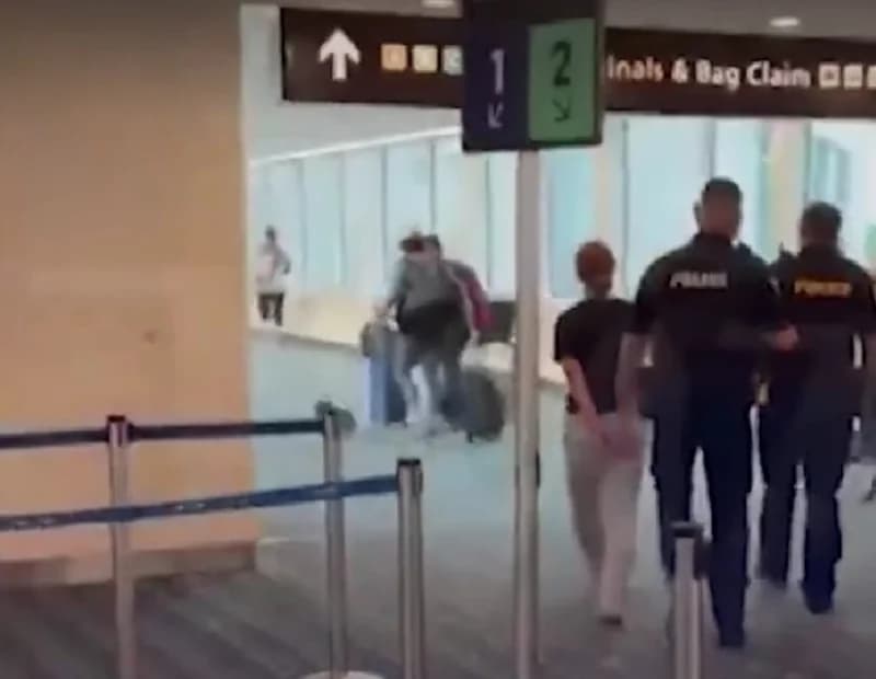 ‏"عضت كتف المضيف".. طاقم طائرة أُجبر على التوقف بسبب راكبة ..فيديو